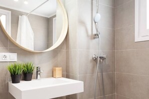 Secador de cabelo, toalhas de banho