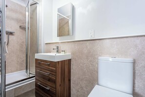 Badekar, hårtørrer, håndklæder