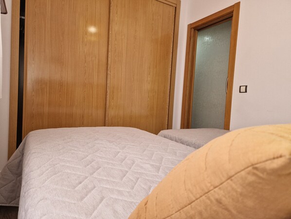 2 quartos, ferros/tábuas de passar roupa, Wi-Fi de cortesia