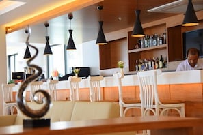 3 bares/lounges, 2 bares ao lado da piscina, 2 bares na praia