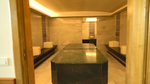 غرف معالجة الأزواج، حمام تركي، طلاء الأظافر والعناية بالقدمين