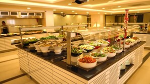 بوفيه فطور مجانًا يوميًا