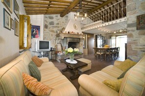 Fernseher, Kamin, DVD-Player