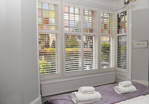 2 bedrooms, Egyptian cotton sheets, iron/ironing board, free WiFi