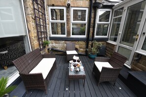 Outdoor dining - Courtyard Mews - 2 En-suite Super-king Bedrooms - Courtyard Garden - Harrogate (Harrogate)