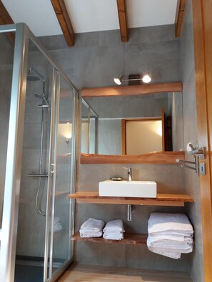 Dusche, Haartrockner, Handtücher