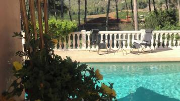 Piscine extérieure, chaises longues