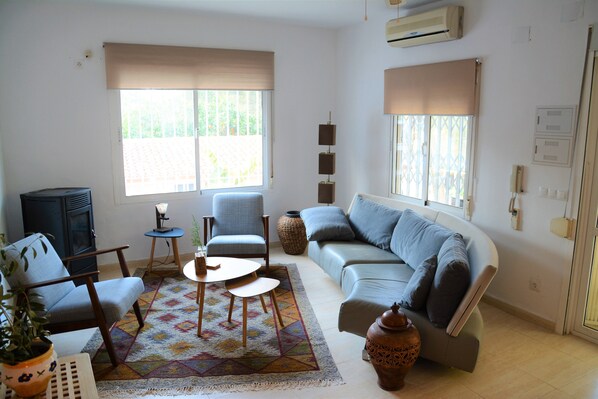 A living room with a sofa, armchairs, a coffee table, and a fireplace. - Villa Canta Corazon, Spanish charm, private Pool & casita near beaches & cities (La Barraca d'Aigüas Vives)