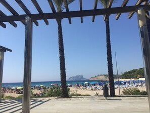 På stranden, solsenger og strandhåndklær