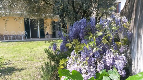 Immersed in the green relaxation of an authentic farmhouse and convenient to services