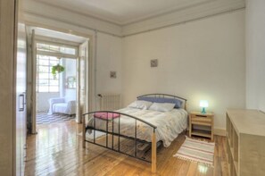 4 bedrooms, iron/ironing board, WiFi, bed sheets - Sunny Old Style huge apartment with terrace and light near the center and metro (Lisboa)