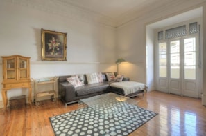 TV - Sunny Old Style huge apartment with terrace and light near the center and metro (Lisboa)