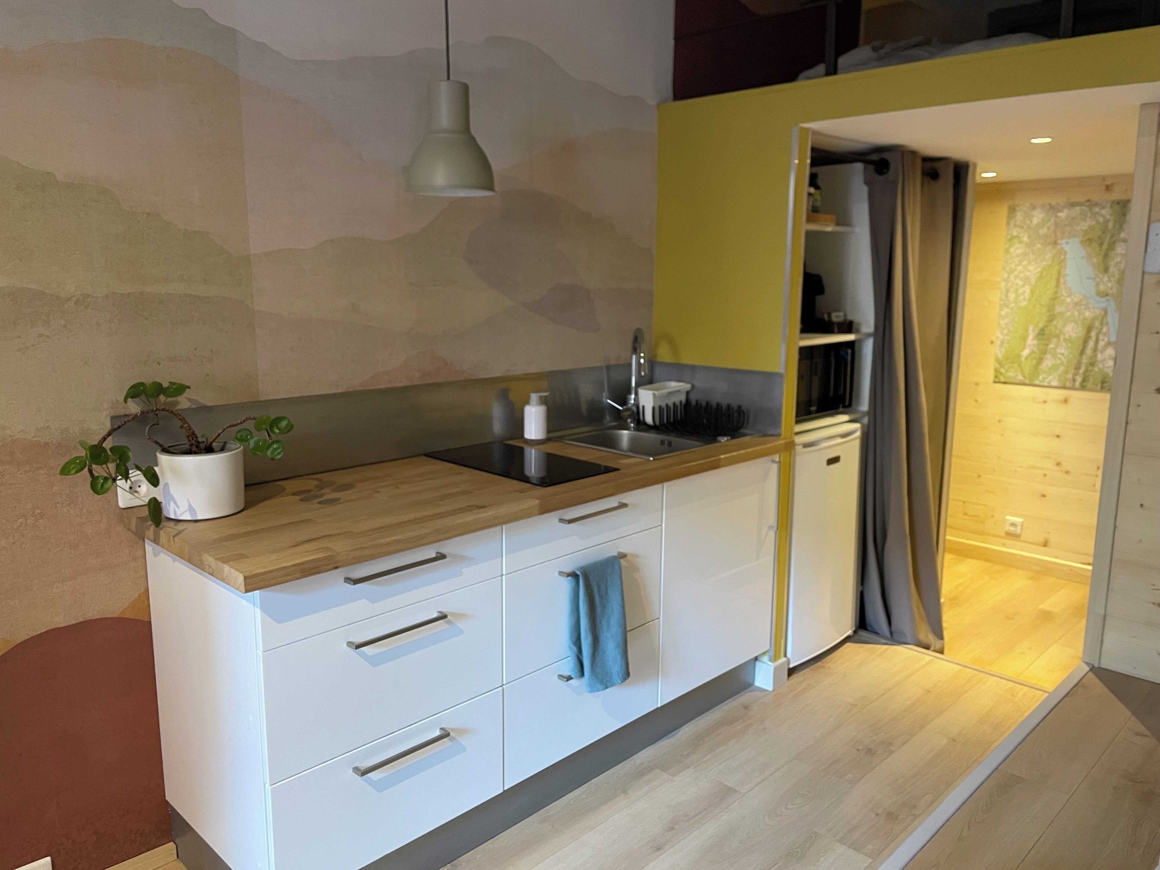 Coffee/tea maker, fridge, microwave, oven