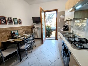 Fridge, oven, stovetop, coffee/tea maker