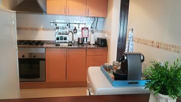 Wasserkocher mit Kaffee-/Teezubehör, Kühlschrank, Mikrowelle, Ofen