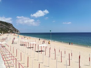 Una spiaggia nelle vicinanze
