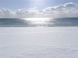 På stranden