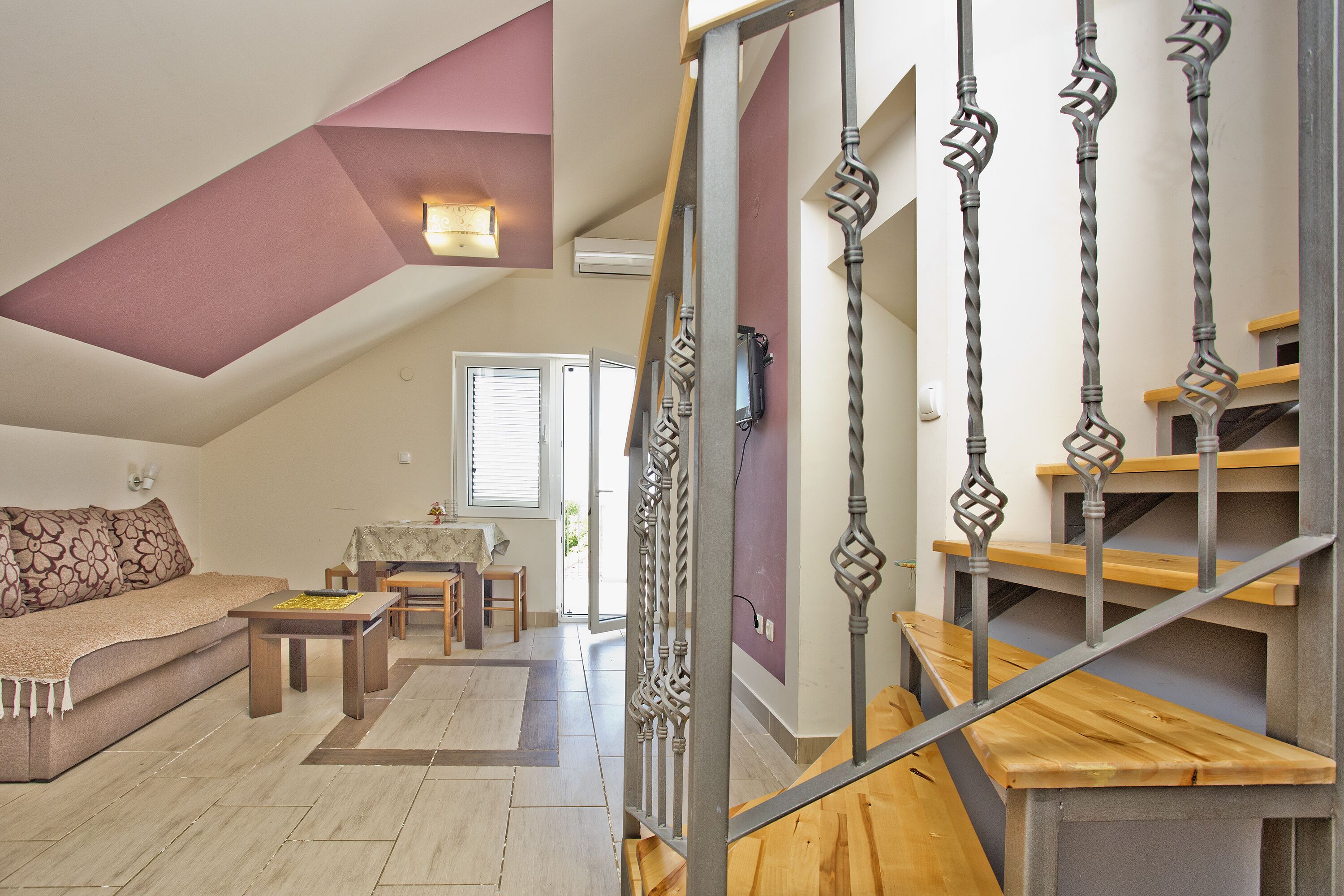 Télévision, cheminée, lecteur de DVD, table de tennis de table