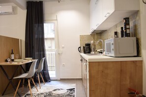 アパートメント (Mousas Studio) | 専用キッチン | 冷蔵庫、電子レンジ、オーブン、コンロ