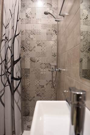 アパートメント (Mousas Studio) | バスルームのシャワー