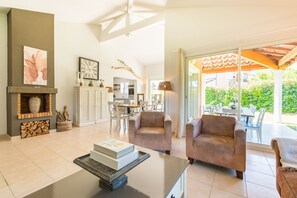 TV, fireplace - Villa for 10 people with air conditioning, near the river (Vallon-Pont-d"Arc)