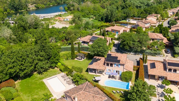 Et boligområde med huse, en swimmingpool og en sø.