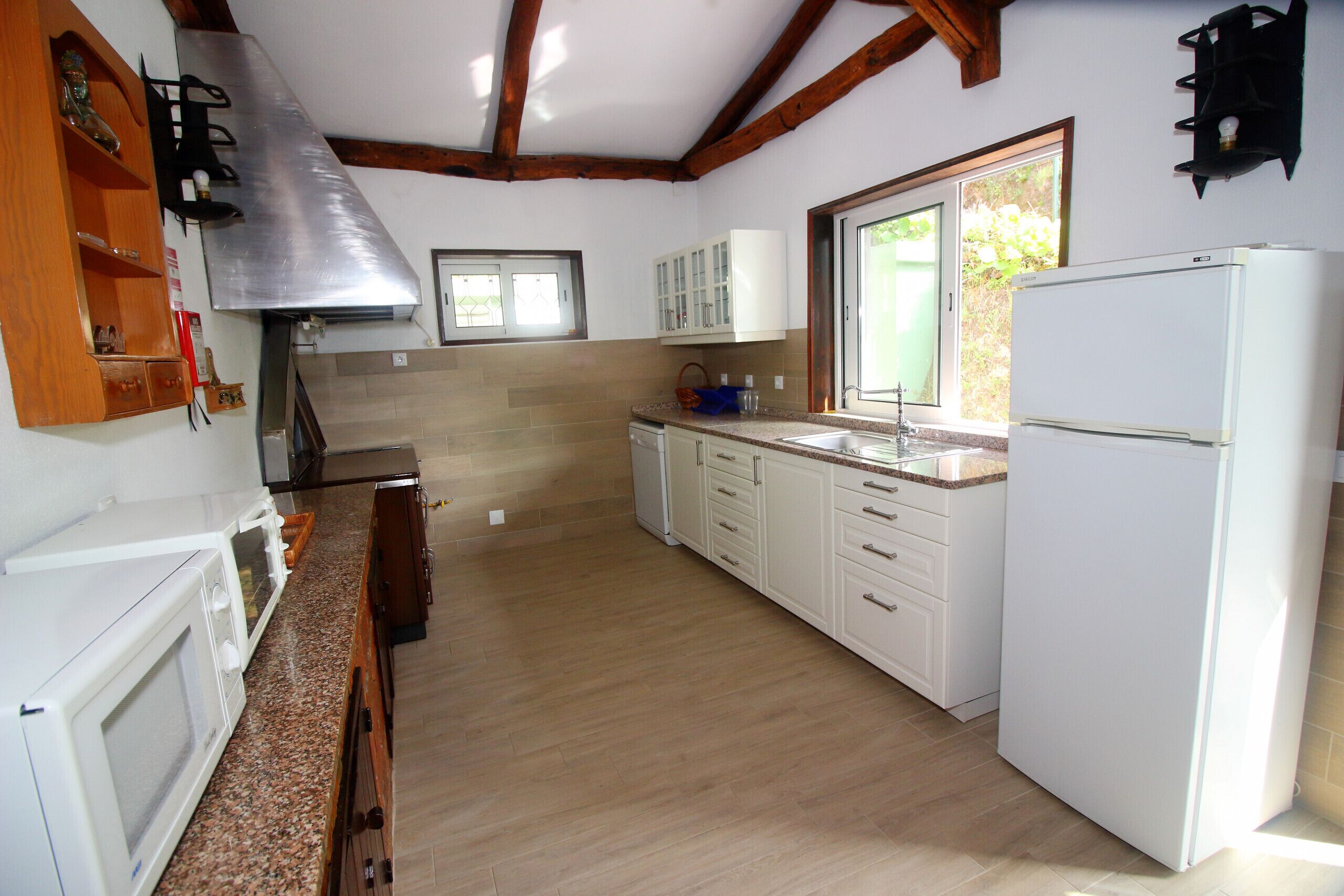 Een koelkast, een magnetron, een vaatwasser