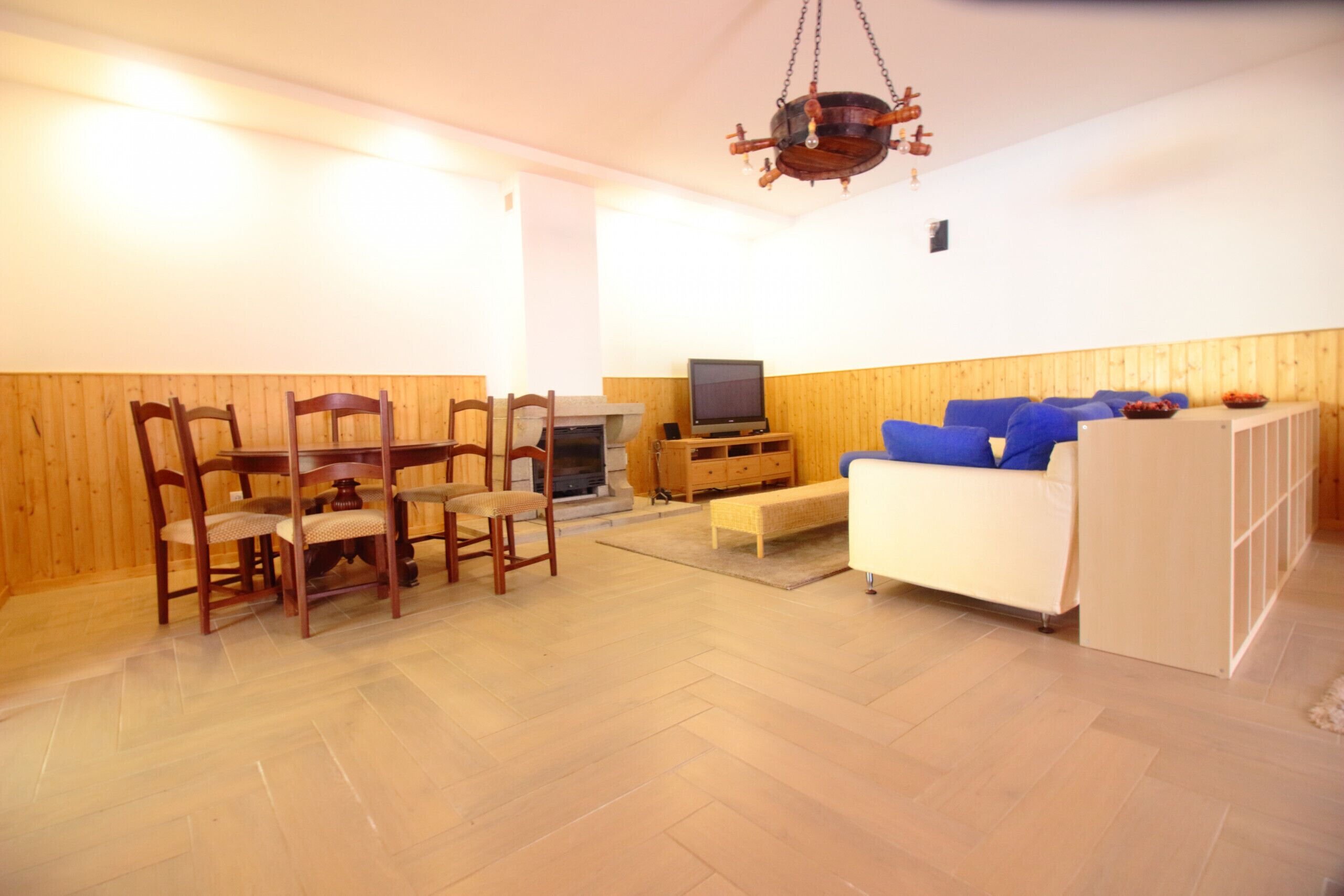 Televisie en een open haard