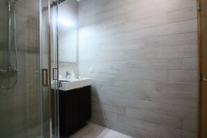 Een douche, handdoeken