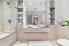 Tina con regadera, amenidades de baño gratuitas, secadora de cabello