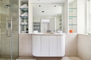 Duschwanne, kostenlose Toilettenartikel, Haartrockner, Bidet