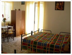 1 habitación, tabla de planchar con plancha y acceso a internet 