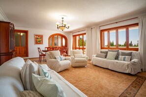 Living area - CAN SERRA Spacious house with a pool and BBQ 3 km from Ibiza and Playa Den Bossa (Ibiza)