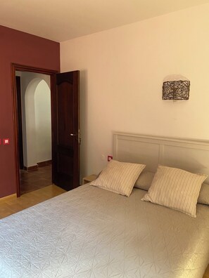 2 bedrooms, desk, iron/ironing board, travel cot - Villa with views to the sea and the Teide and the Island of La Palma  (Tenerife)