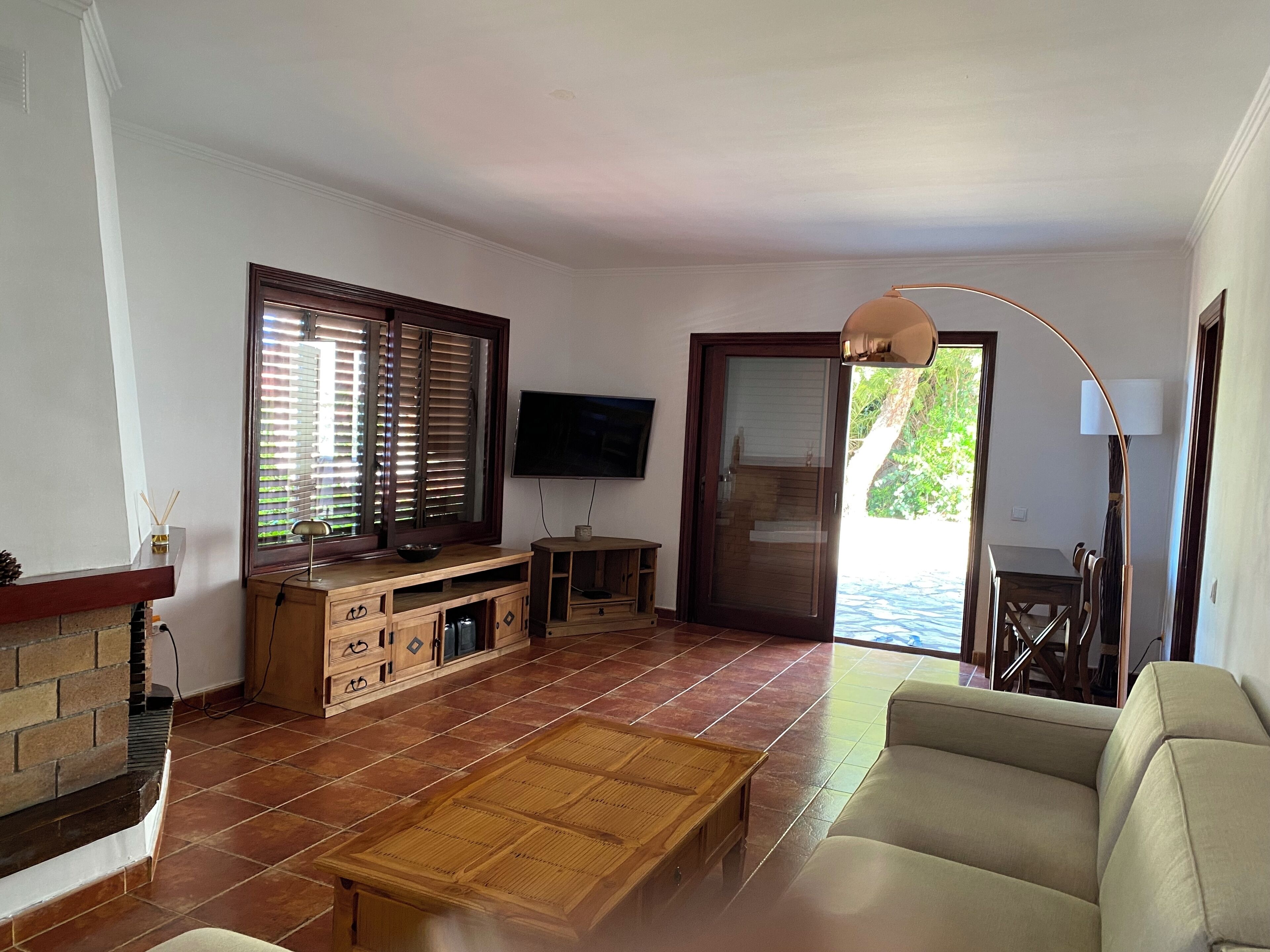 Télévision, cheminée, livres