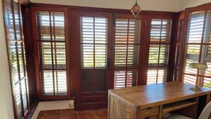 A room with a wooden desk, a chair, and a large window with blinds. - Villa with views to the sea and the Teide and the Island of La Palma  (Tenerife)