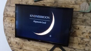A television mounted on a wooden wall with a moon phase display. - CASA DAMÉLIA POLO2-House near Óbidos in the slope of recycling décor (Vau Óbidos)