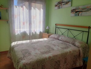 4 Schlafzimmer, Schreibtisch, schallisolierte Zimmer