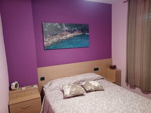 4 chambres, bureau, chambres insonorisées, fer et planche à repasser