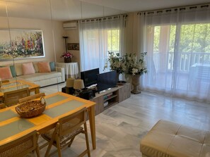 Smart TV - Luxury apartment in Marbella - Avenida Benajarife (marbella)
