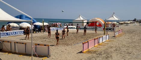 Ubicación cercana a la playa y tumbonas