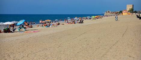 Vlak bij het strand, ligstoelen aan het strand