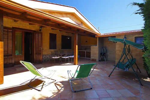 2 chambres, 2 salles de bains Villa, près de la mer, jardin, AC, 10 minutes de Cefalu