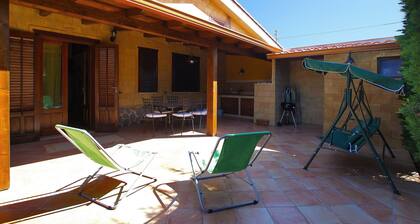 2 chambres, 2 salles de bains Villa, prĂšs de la mer, jardin, AC, 10 minutes de Cefalu