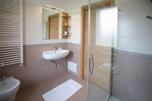 Douche, sĂšche-cheveux, bidet, serviettes fournies