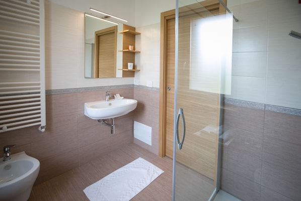 Douche, séchoir à cheveux, bidet, serviettes fournies