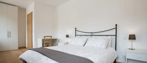 2 عدّة غرف نوم ومكواة/لوح كي وواي فاي وملاءات أسرّة