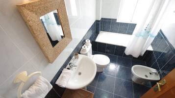 Bañera, secador de pelo y toallas
