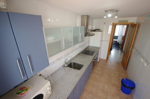 Fridge, microwave, oven, coffee/tea maker