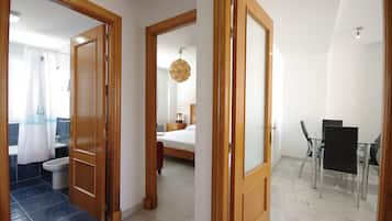 1 dormitorio, tabla de planchar con plancha, wifi gratis y ropa de cama